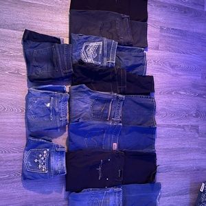 Tshirts, jeans/shorts, leggings/shorts, blouses.